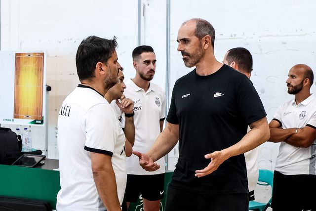 José João, à direita, a trocar algumas ideias com Nuno Dias, treinador da equipa de futsal dos leões