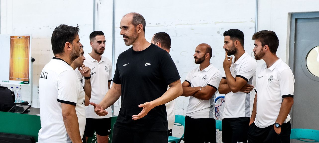 José João, à direita, a trocar algumas ideias com Nuno Dias, treinador da equipa de futsal dos leões