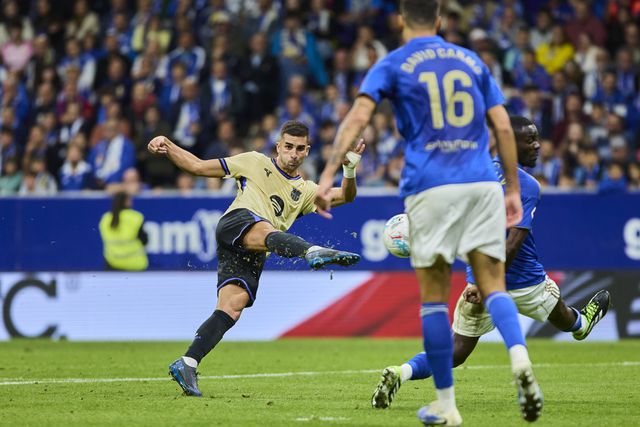 Ferrán Torres, do Barcelona, remata durante o jogo com o Oviedo