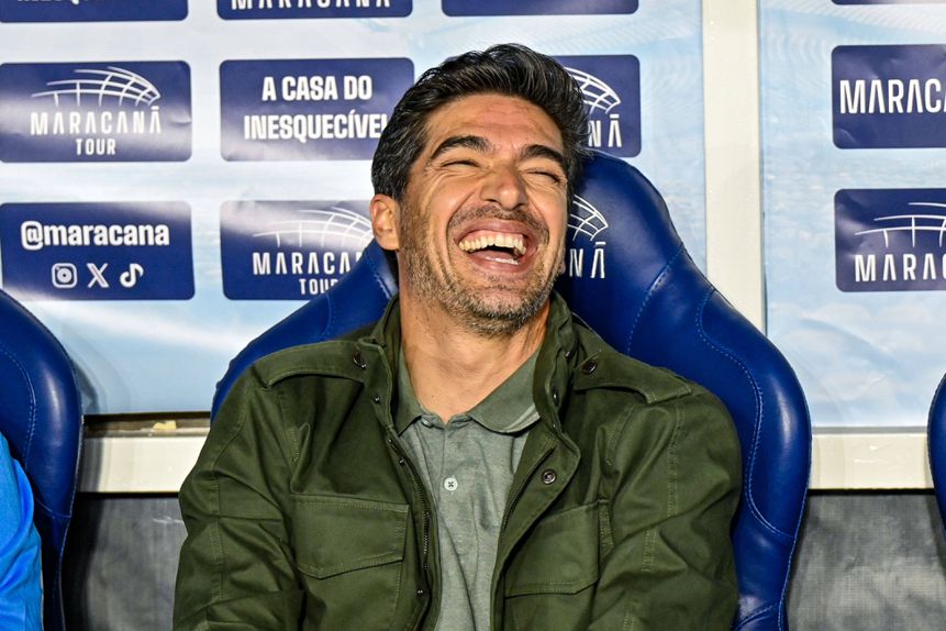 No início de agosto, adeptos do Palmeiras invadiram o centro de treinos em protesto, a pedir a demissão de Abel. Hoje, é ele quem sorri - Foto: IMAGO