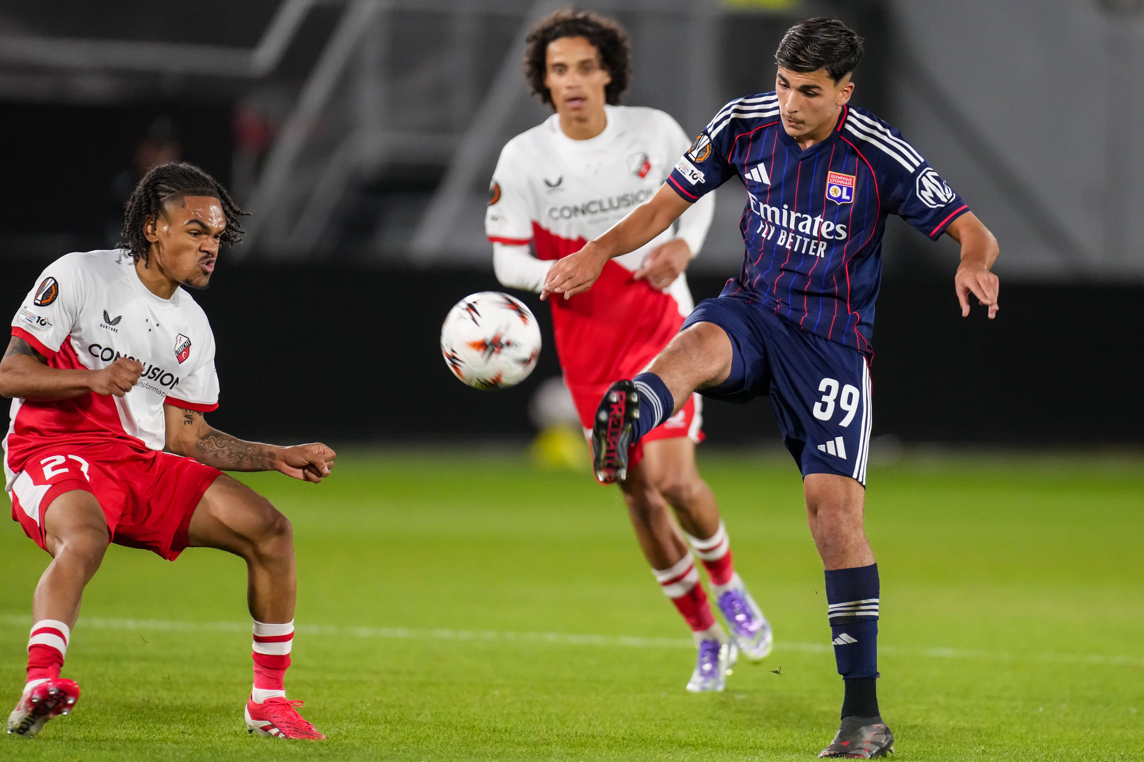 Mathys de Carvalho, do Lyon, em ação durante a partida com o Utrecht na Liga Europa