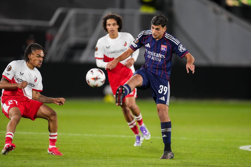 Mathys de Carvalho, do Lyon, em ação durante a partida com o Utrecht na Liga Europa