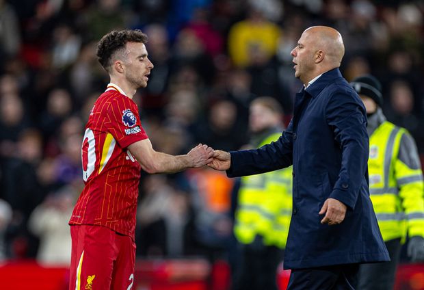 Arne Slot com Diogo Jota na época 2024/25 - Foto: IMAGO