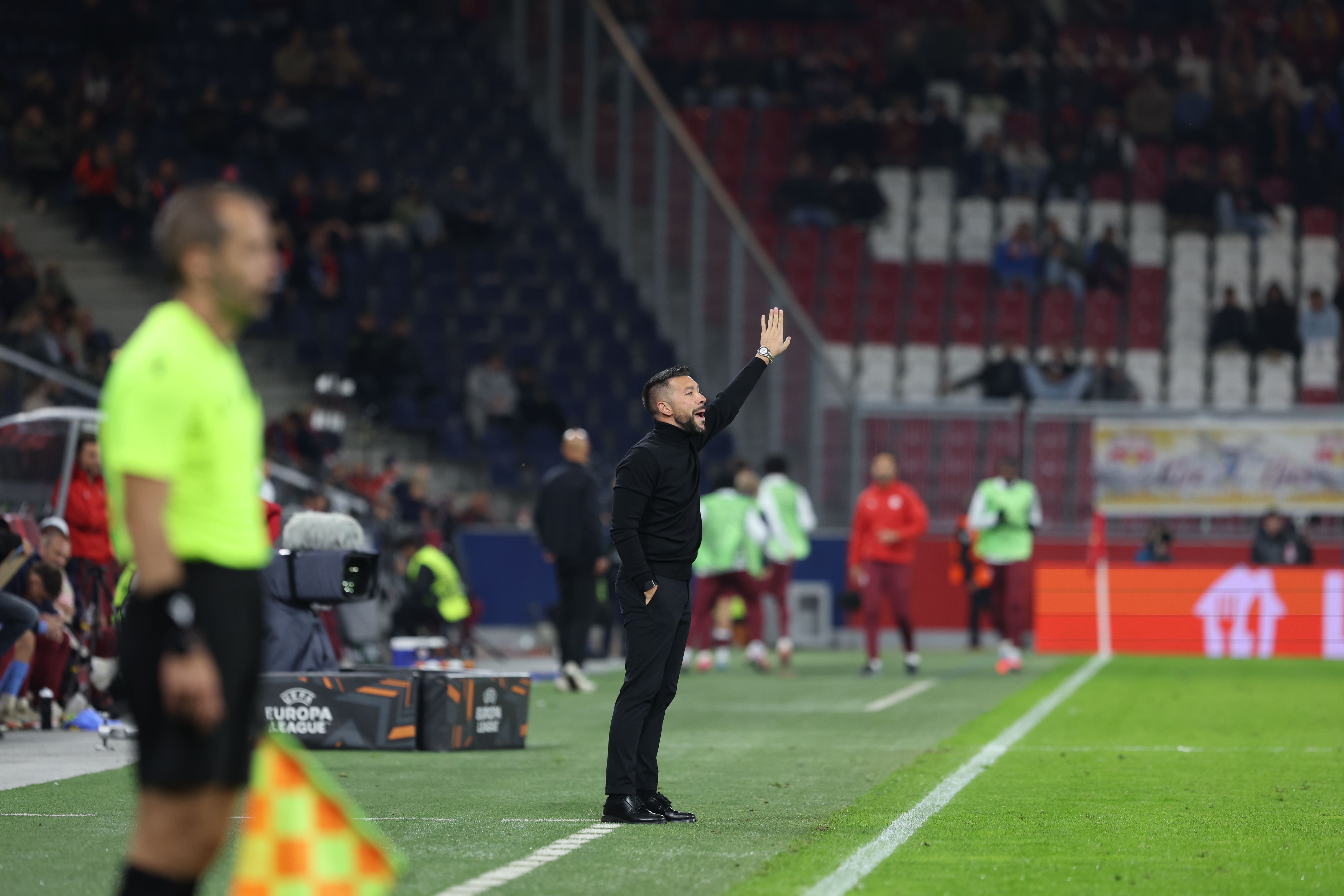Francesco Farioli dá indicações para dentro de campo no Salzburgo-FC Porto - Foto: Catarina Morais/Kapta+