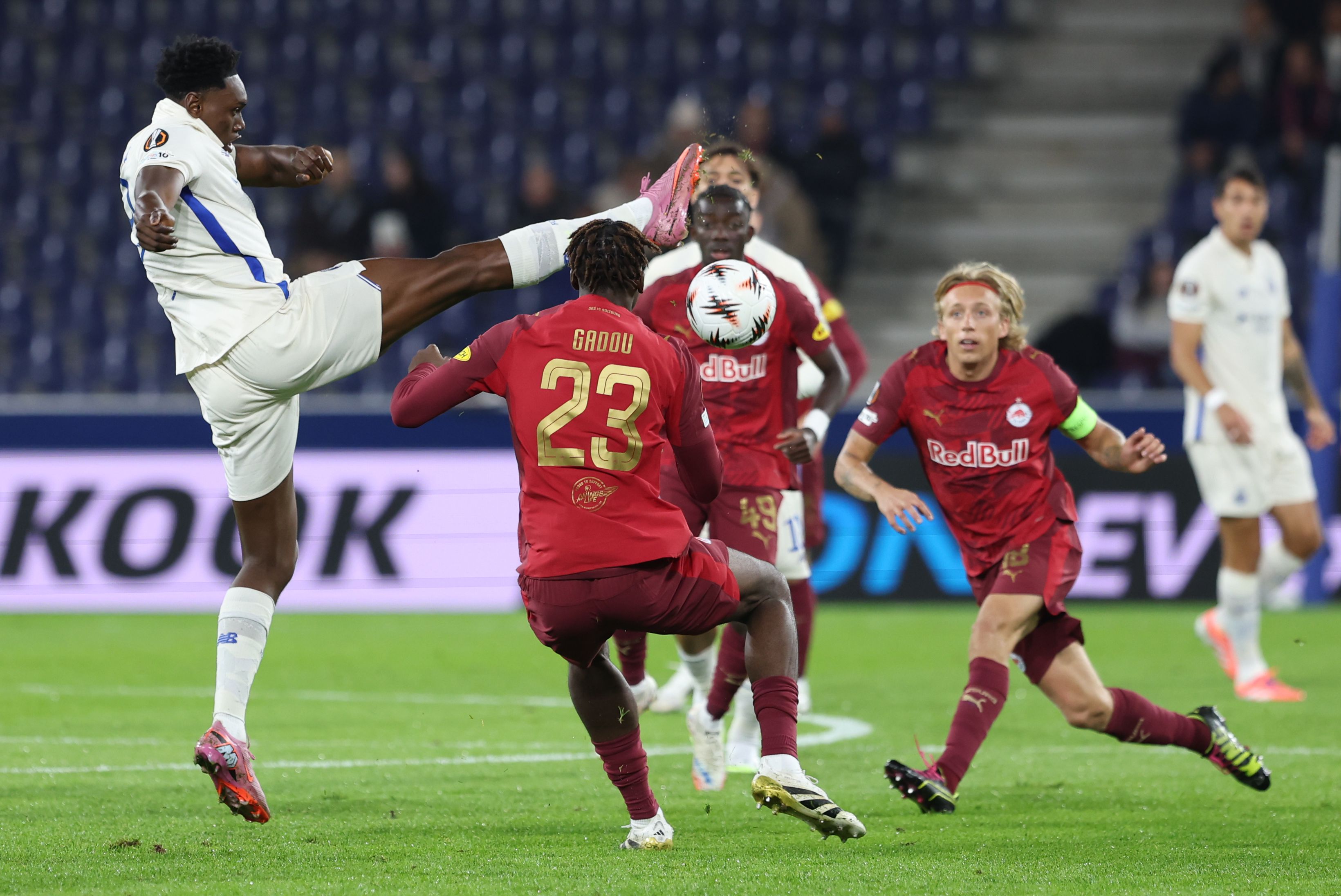 Samu pressionado por Gadou no Salzburgo-FC Porto - Foto: Catarina Morais/Kapta+