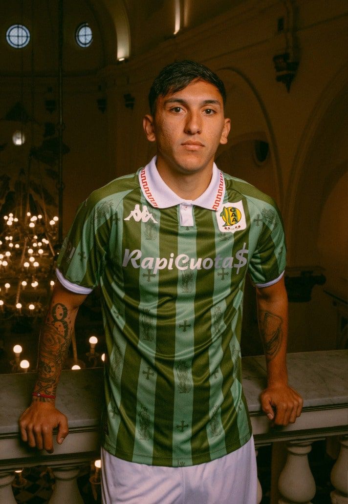 Inspirado na localização costeira e nos pescadores italianos que para aí imigraram, levando consigo a fé católica — daí a iconografia religiosa ao longo das riscas e a cruz de S. Jorge