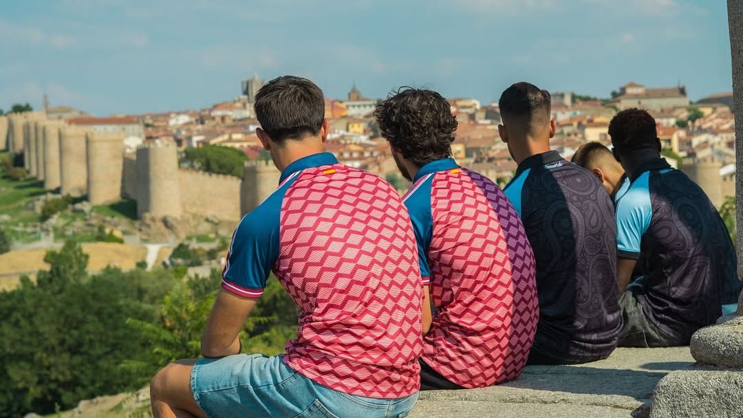 Habitualmente é vermelho e azul, mas o equipamento principal do Ávila surge mais rosa e com faixas nos ombros e um estampado geométrico ao estilo dos anos 80