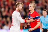 Morten Hjulmand a marcar Erling Haaland no Noruega-Dinamarca - Foto: Imago