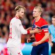 Morten Hjulmand a marcar Erling Haaland no Noruega-Dinamarca - Foto: Imago