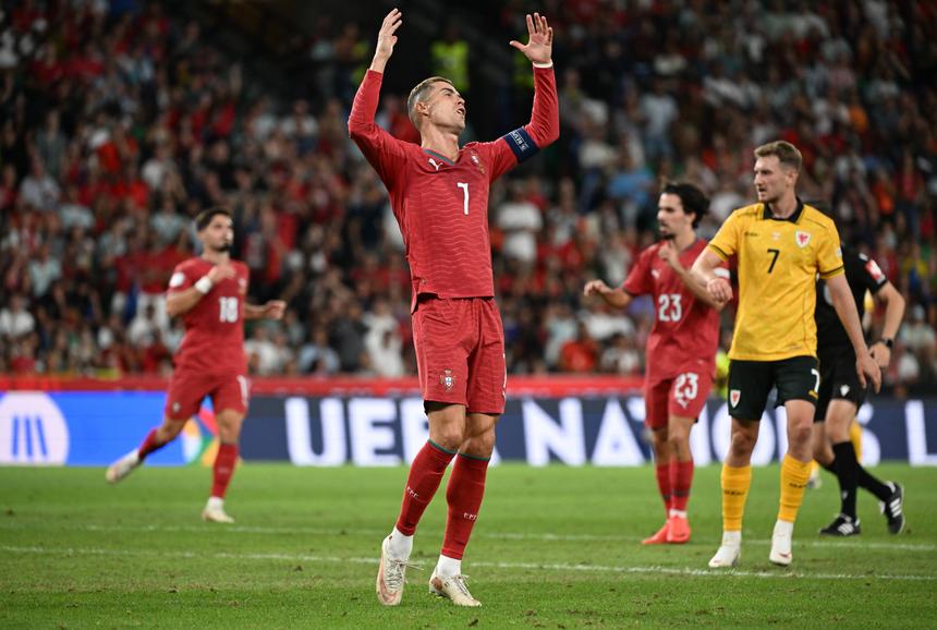 Cristiano Ronaldo não escondeu irritação com o relvado na primeira parte