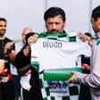 Vasco Botelho da Costa entrega a Carlos Fangueiro a camisola para o filho do leixonense - Foto: Moreirense/Leixões
