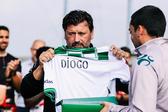 Vasco Botelho da Costa entrega a Carlos Fangueiro a camisola para o filho do leixonense - Foto: Moreirense/Leixões