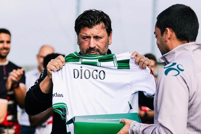 Vasco Botelho da Costa entrega a Carlos Fangueiro a camisola para o filho do leixonense - Foto: Moreirense/Leixões