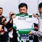 Vasco Botelho da Costa entrega a Carlos Fangueiro a camisola para o filho do leixonense - Foto: Moreirense/Leixões