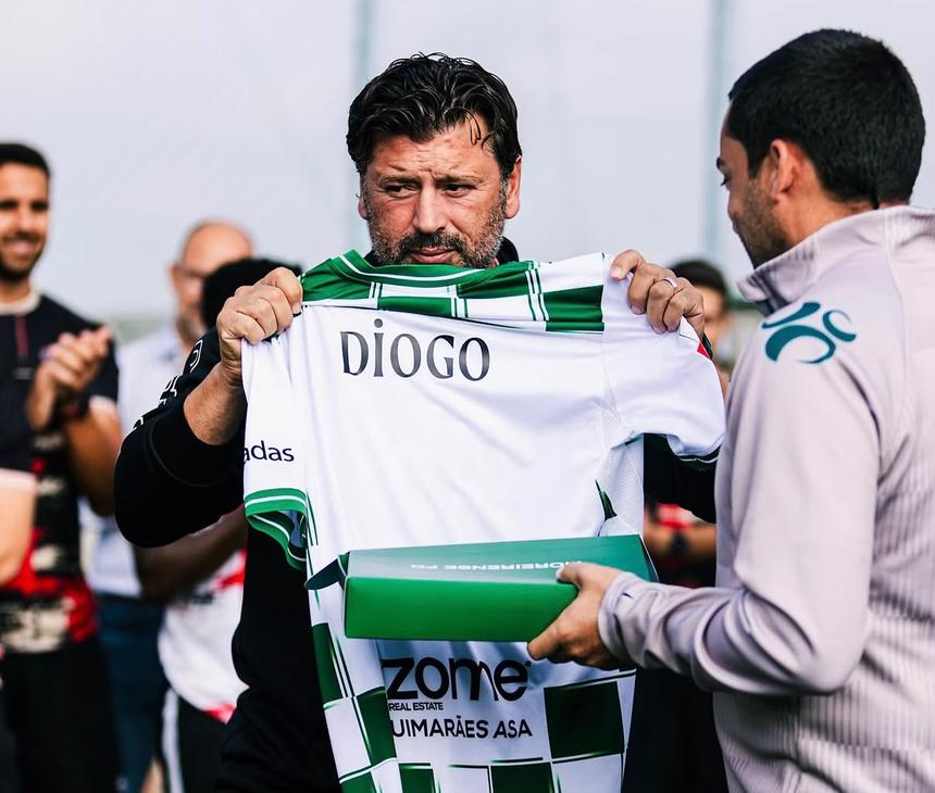 Vasco Botelho da Costa entrega a Carlos Fangueiro a camisola para o filho do leixonense - Foto: Moreirense/Leixões