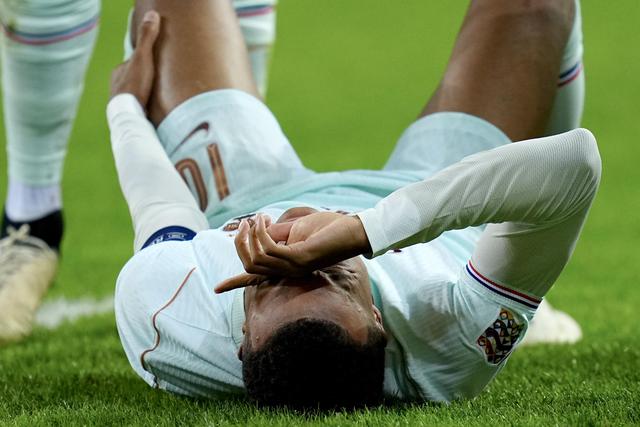 Kylian Mbappé ficou com muitas dores - Foto: EPA/Stringer