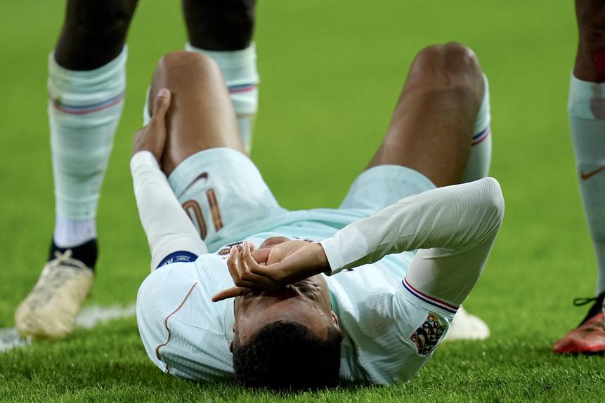 Kylian Mbappé ficou com muitas dores (Foto: EPA/Stringer)