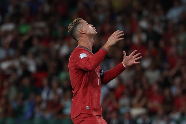 Cristiano Ronaldo não escondeu irritação com o relvado na primeira parte
