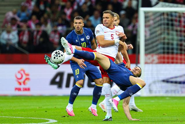 Bednarek luta contra a Bósnia (IMAGO)