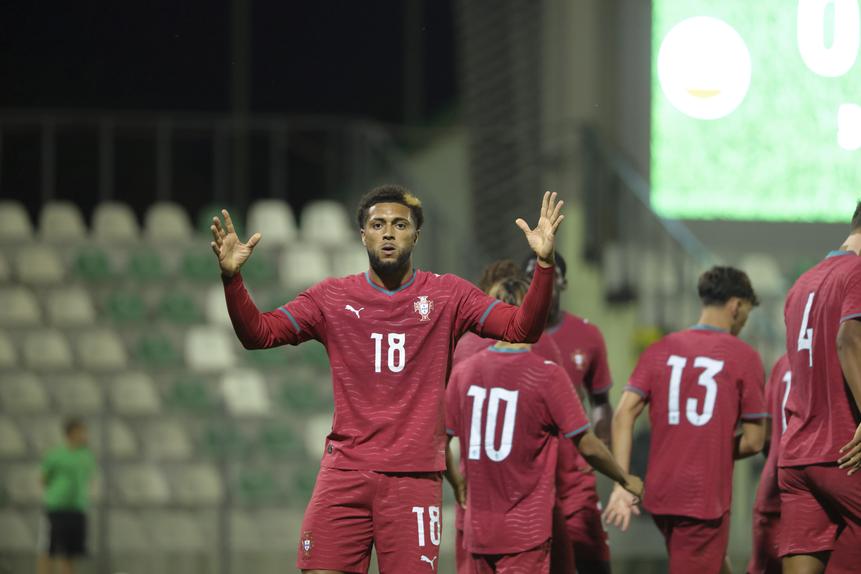 Gustavo Varela marca pelos sub-21 (Foto: FPF)