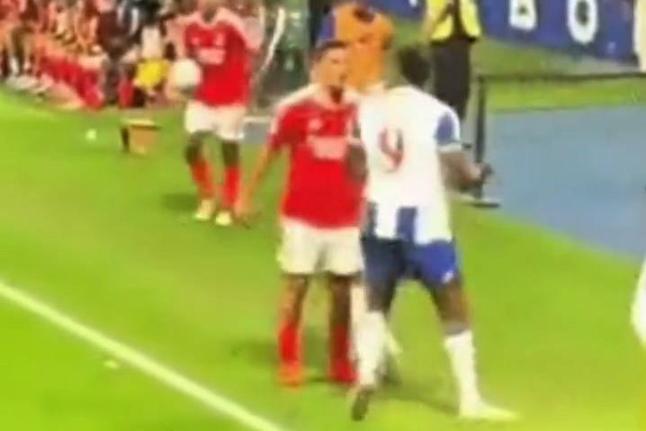 Novas imagens da picardia entre Samu e Bah no FC Porto-Benfica