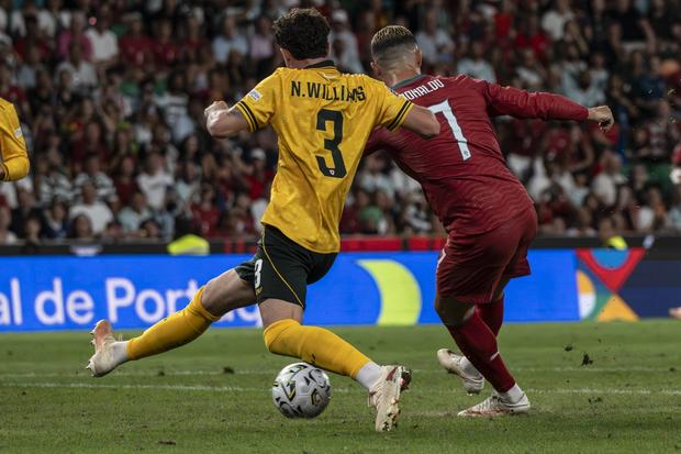 Momento em que Ronaldo faz um remate