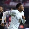 Mbappé não escondeu as dores no joelho esquerdo (Foto: EPA/Stringer)