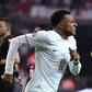 Mbappé não escondeu as dores no joelho esquerdo (Foto: EPA/Stringer)