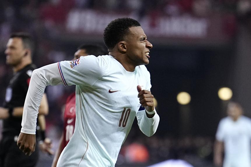 Mbappé não escondeu as dores no joelho esquerdo (Foto: EPA/Stringer)