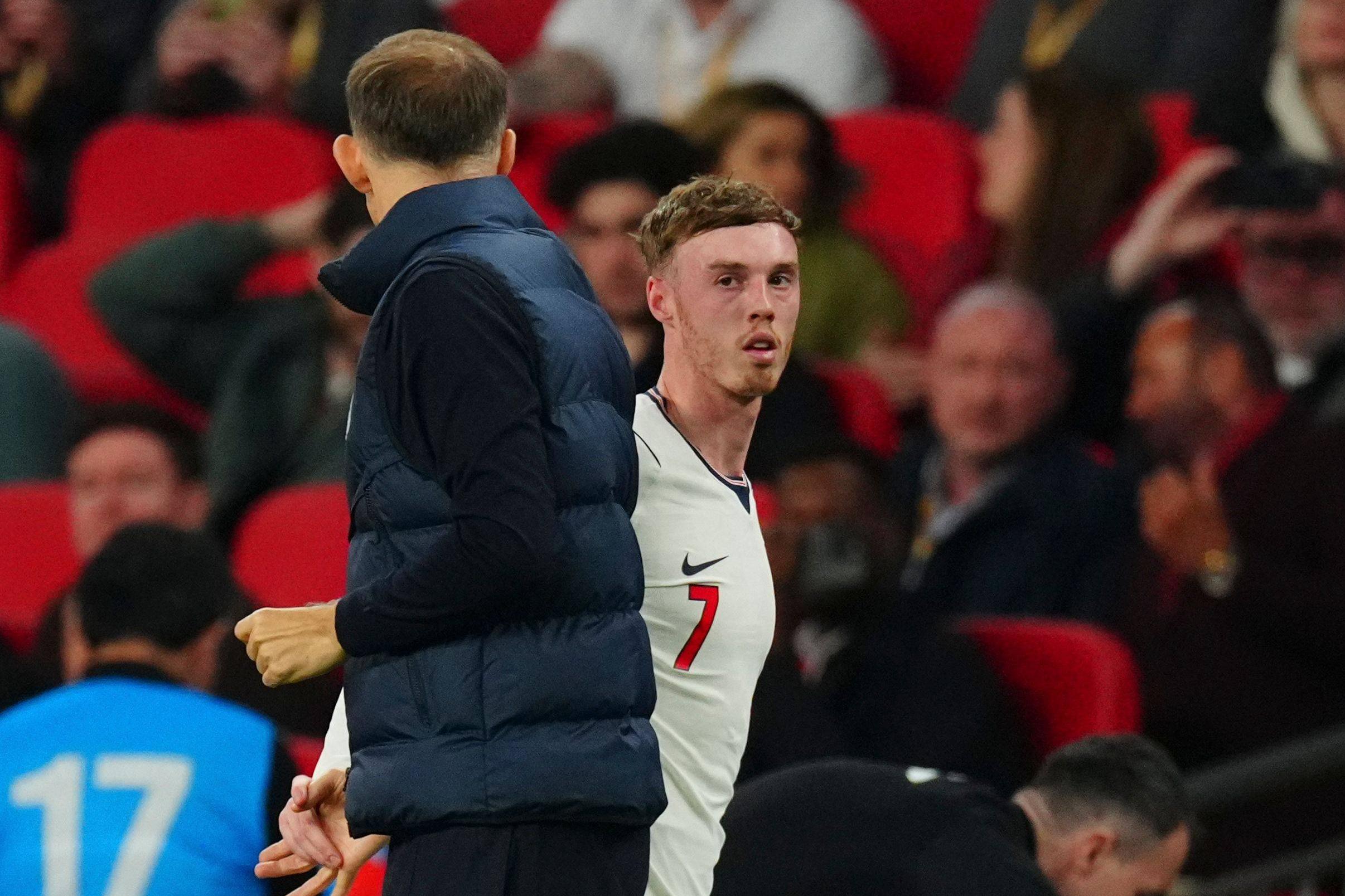 Cole Palmer olha para o selecionador de Inglaterra, Thomas Tuchel
