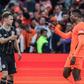 Dumfries foi pedir satisfações a Kimmich