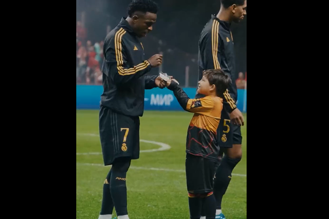 VÍDEO: filho de Matheus pediu autógrafo a Vinícius… mas não tinha caneta