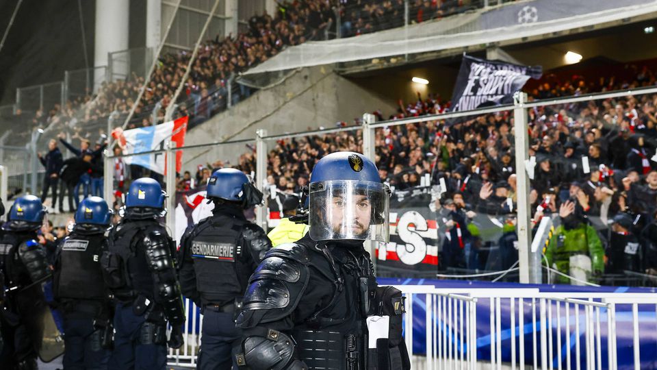 24 feridos em Lens após confrontos entre adeptos do PSV e polícia