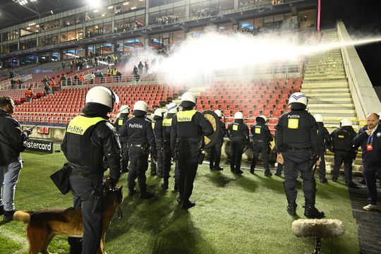 Vídeo: FC Porto ficou retido no estádio na noite em que os adeptos belgas levaram dois 'banhos'