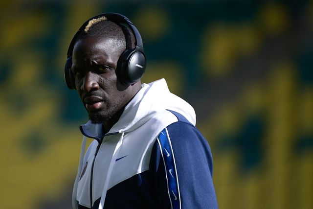 Jogador do Montpellier agarra o próprio treinador pelo pescoço