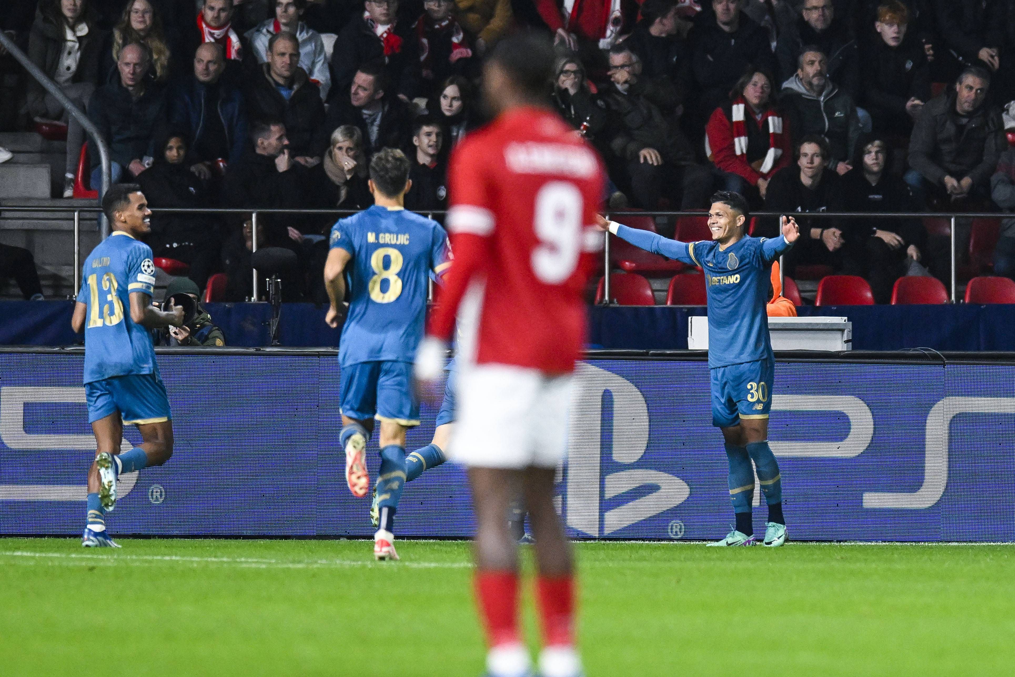 FC Porto vence Antuérpia com golos de Evanilson e Pepe e iguala