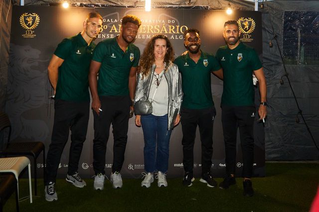 Farense: jogadores dão autógrafos na Feira de Faro