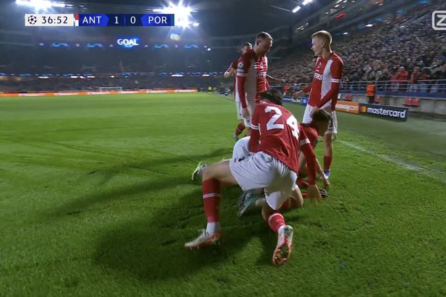 Vídeo: Mau passe de Alan Varela abre caminho ao golo do Antuérpia