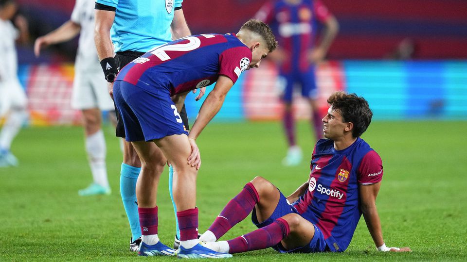 Xavi descansa adeptos do Barcelona após Félix sair lesionado