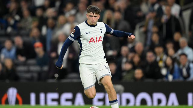 Prodígio do Tottenham marca e bate recorde com 68 anos em Inglaterra