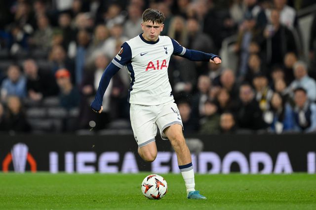 Prodígio do Tottenham marca e bate recorde com 68 anos em Inglaterra