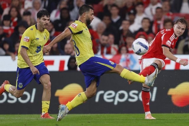 Tiago Esgaio tenta intercetar cruzamento de Schjelderup no Benfica-Arouca - Foto: Kapta+