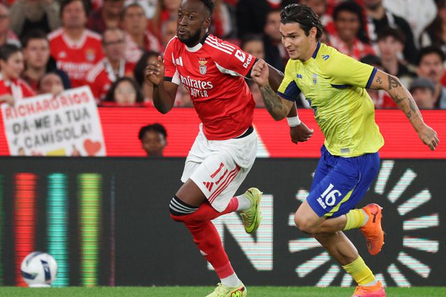 Dos poucos duelos que Arnau Solá perdeu com Lukebakio (Foto Miguel A. Lopes/Lusa)