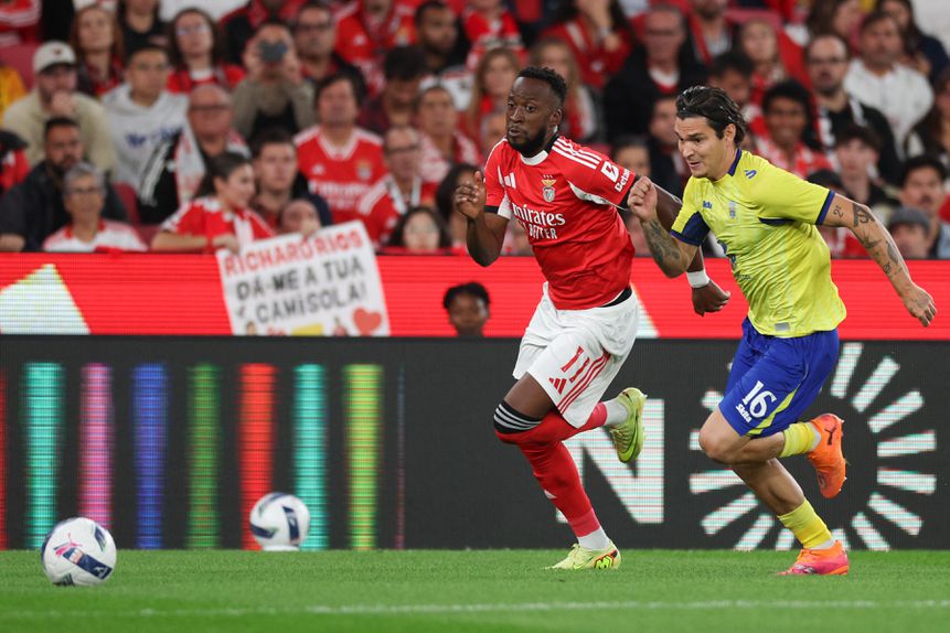 Dos poucos duelos que Arnau Solá perdeu com Lukebakio (Foto Miguel A. Lopes/Lusa)