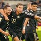 Goretzka e Raphael Guerreiro na vitória por 3-0 do Bayern frente ao Borussia M'gladbach