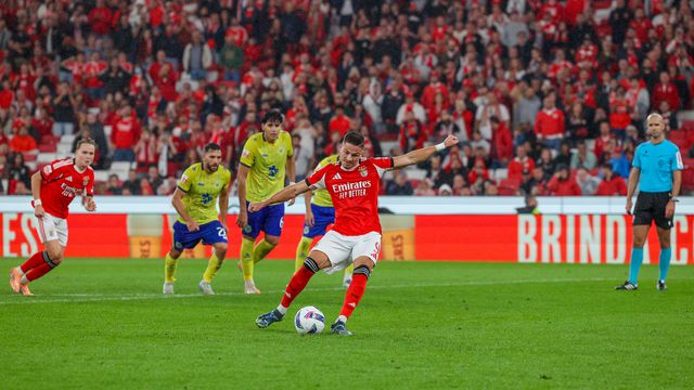 Ivanovic a bater a grande penalidade na Luz - Foto: MIGUEL A. LOPES/LUSA