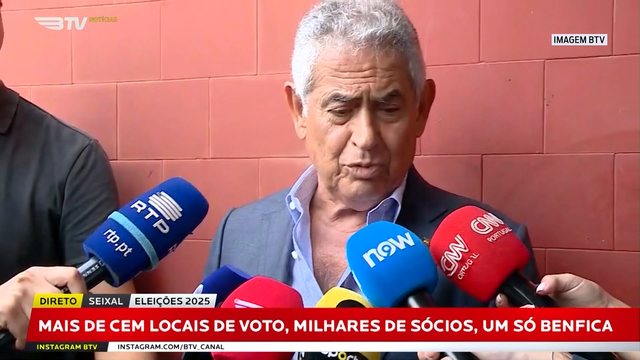 «Este presidente está há 4 anos e as fotos nas Casas ainda são as minhas»