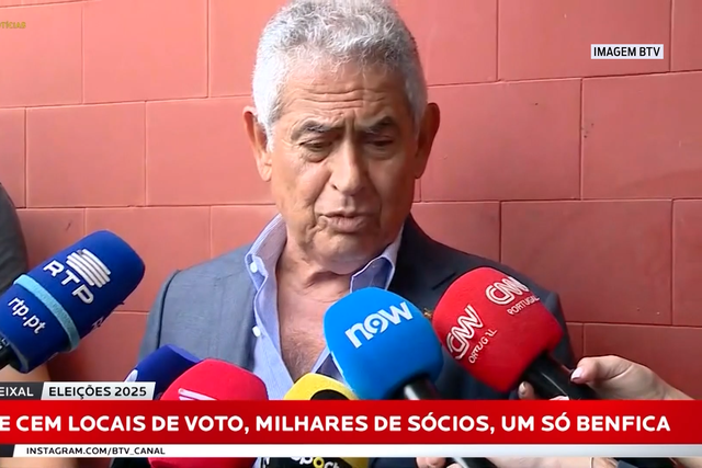 «Este presidente está há 4 anos e as fotos nas Casas ainda são as minhas»