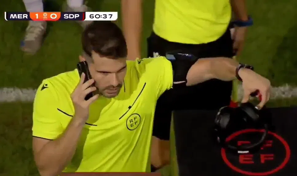 VARafone! Árbitros ligam para o penalty