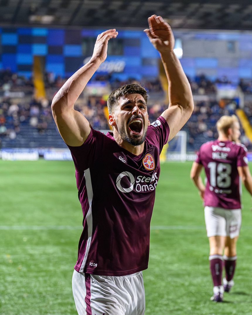 Cláudio Braga celebra um dos dois golos que marcou ao Kilmarnock, no último fim-de-semana